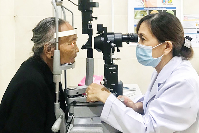 Khám mắt cho bệnh nhân trong chương trình  phẫu thuật mắt nhân đạo. 
