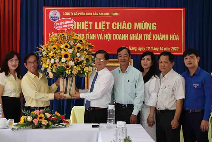 Lãnh đạo tỉnh tặng hoa chúc mừng tại Công ty Cổ phần Thủy sản 584 Nha Trang