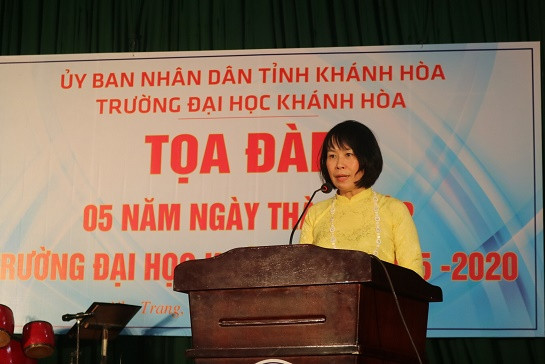 Tiến sĩ Lê Thị Mỹ Bình, Bí thư Đảng ủy, Hiệu trưởng nhà trường phát biểu tại buổi tọa đàm. 