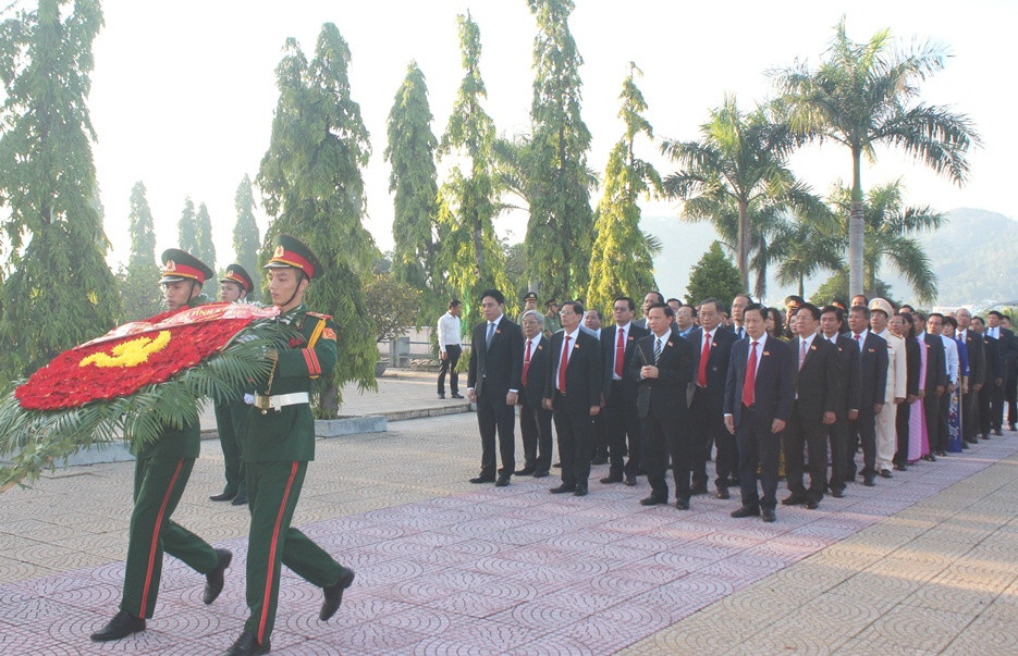 Đoàn đại biểu dự Đại hội Đảng bộ tỉnh lần thứ XVIII đặt vòng hoa tại Nghĩa trang liệt sĩ Hòn Dung.