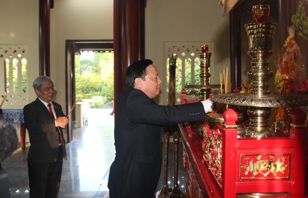 Ông Nguyễn Khắc Định và các đại biểu dâng hương tại Đền thờ Nghĩa trang liệt sĩ Hòn Dung.
