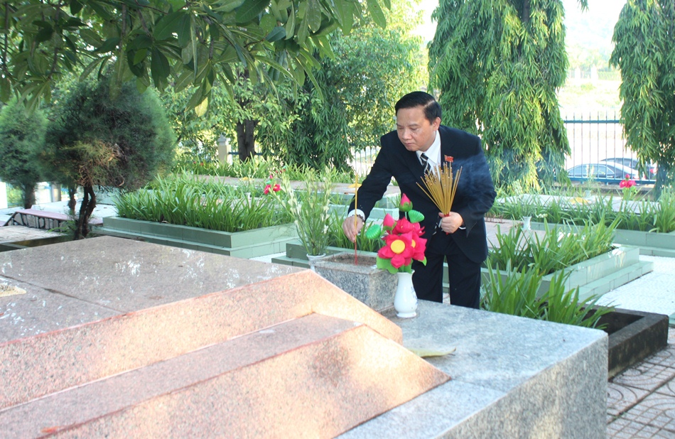 Ông Nguyễn Khắc Định thắp hương tại các mộ phần liệt sĩ.