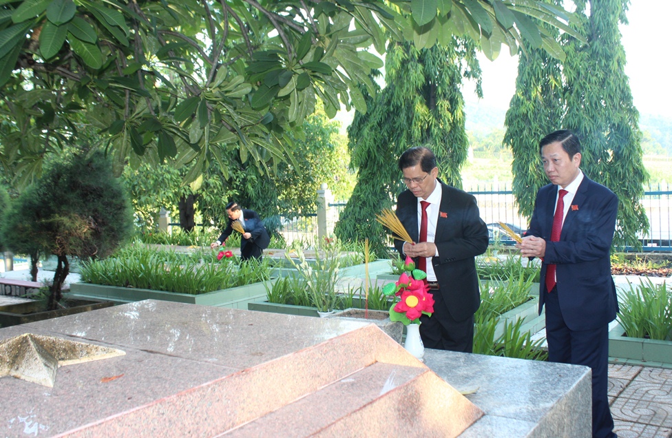 Ông Nguyễn Tấn Tuân và Hà Quốc Trị thắp hương tại các phần mộ liệt sĩ.