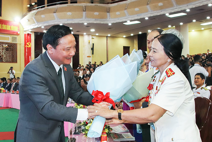 Lãnh đạo tỉnh tặng hoa cho anh hùng LLVT Lê Thị Minh Hãnh về tham dự Đại hội