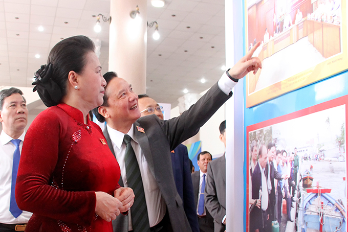 Chủ tịch Quốc hội Nguyễn Thị Kim Ngân và ông Nguyễn Khắc Định, Bí thư Tỉnh ủy Khánh Hòa xem triển lãm ảnh bên lề Đại hội