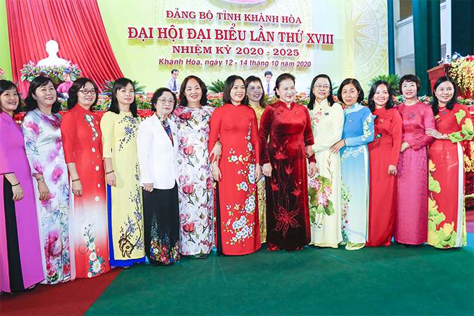 Ủy viên Bộ Chính trị, Chủ tịch Quốc hội Nguyễn Thị Kim Ngân chụp hình lưu niệm với các đại biểu nữ dự Đại hội