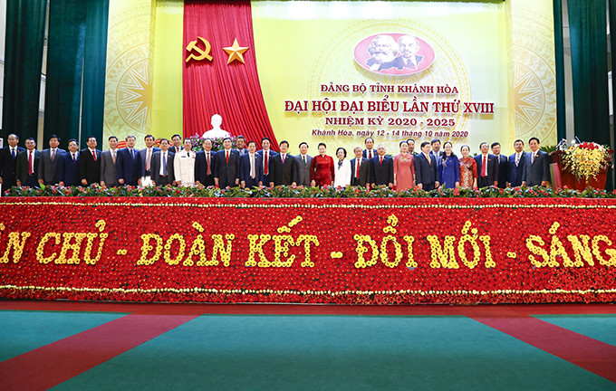 Chủ tịch Quốc hội Nguyễn Thị Kim Ngân và các đại biểu Trung ương chụp hình lưu niệm cùng Đoàn Chủ tịch Đại hội Đảng bộ tỉnh Khánh Hòa lần thứ XVIII