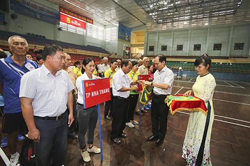 Ông Nguyễn Tuấn Thanh-Phó Giám đốc Sở Văn hóa và Thể thao, Trưởng Ban tổ chức hội thao trao cờ lưu niệm cho các đoàn.