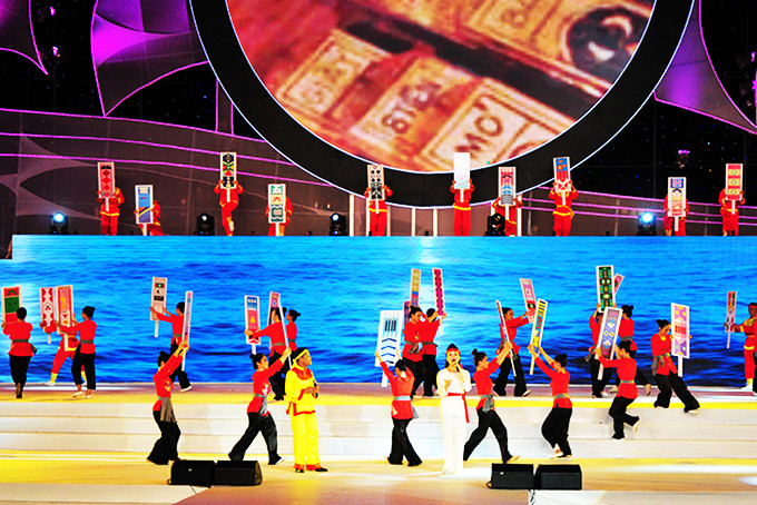 Nghệ thuật trình diễn bài chòi được đưa lên sân khấu Festival Biển Nha Trang - Khánh Hòa 2019. Ảnh: N.T