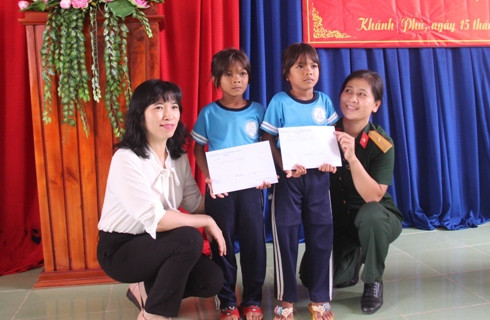 Hội Phụ nữ Bộ CHQS tỉnh trao tặng tiền hỗ trợ nuôi dưỡng 2 cháu mồ côi.