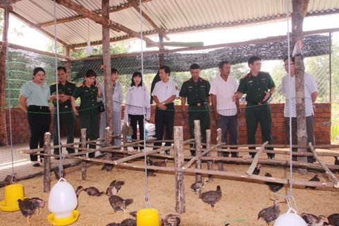Đoàn công tác thăm quan mô hình nuôi gà của gia đình ông Cao Diện.