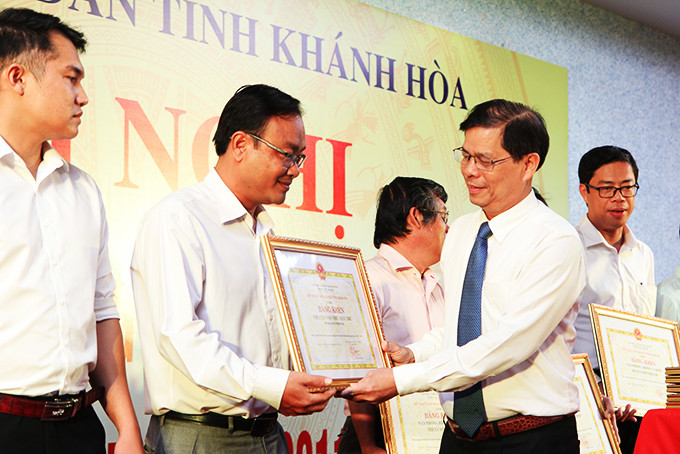 Đồng chí Nguyễn Tấn Tuân trao bằng khen cho các tập thể xuất sắc trong công tác cải cách hành chính.
