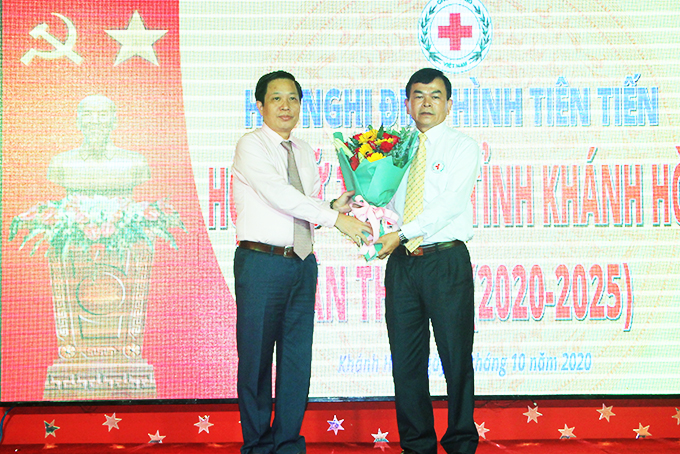 Ông Hà Quốc Trị  tặng hoa  chúc mừng  Hội Chữ  thập đỏ tỉnh.