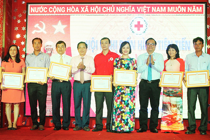 Các vị lãnh đạo tặng bằng khen của Trung ương Hội Chữ thập đỏ Việt Nam cho các tập thể, cá nhân.