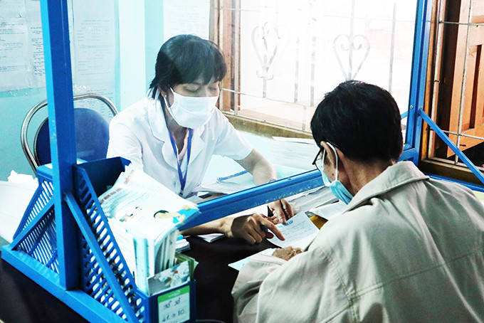 Khám và điều trị bệnh lao tại Trung tâm Y tế Cam Ranh.
