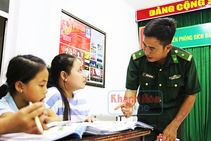 Thiếu tá Hình luyện nói tiếng Anh cho học sinh