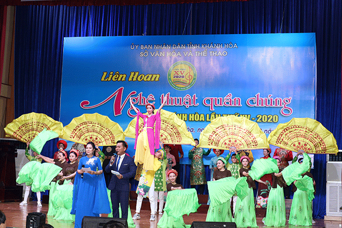 Tiết mục văn nghệ chào mừng liên hoan nghệ thuật quần chúng tỉnh Khánh Hòa lần thứ 15 do các ca sĩ, diễn viên Trung tâm Văn hóa - Điện ảnh Khánh Hòa biểu diễn.