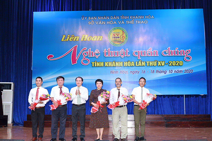 Các thành viên Ban giám khảo liên hoan nhận hoa chúc mừng từ lãnh đạo Sở Văn hóa và Thể thao tỉnh Khánh Hòa. 