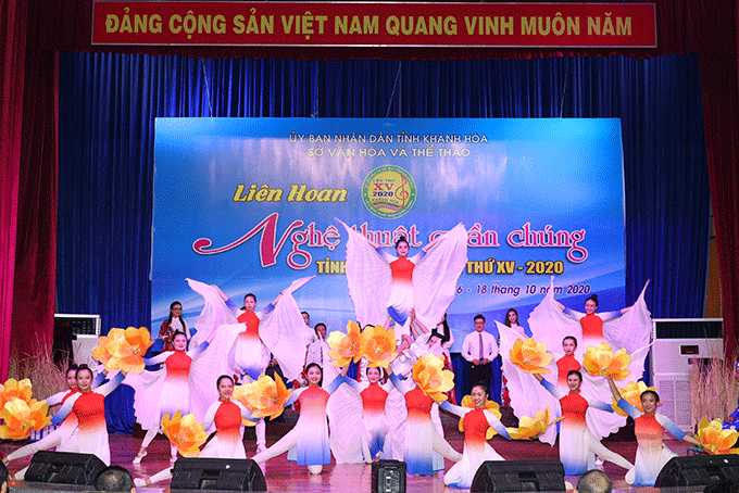 Phần thi diễn của đoàn nghệ thuật quần chúng thị xã Ninh Hòa mở đầu liên hoan. 