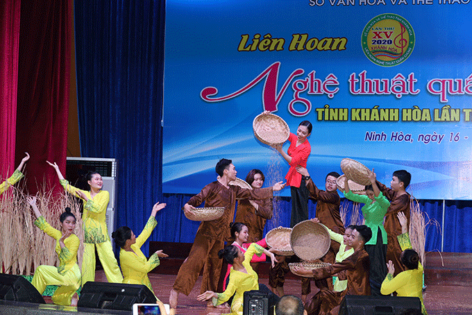 Tiết mục múa Nét quê của đoàn nghệ thuật quần chúng thị xã Ninh Hòa để lại những ấn tượng đẹp với người xem. 