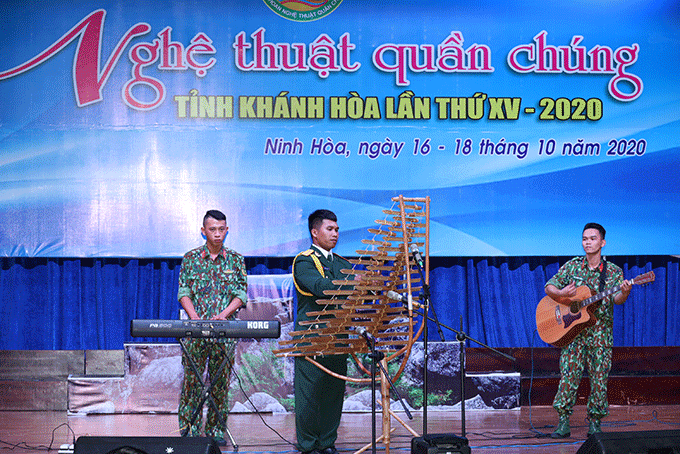 Tiết mục hòa tấu của đoàn nghệ thuật quần chúng Bộ Chỉ huy quân sự tỉnh Khánh Hòa. 