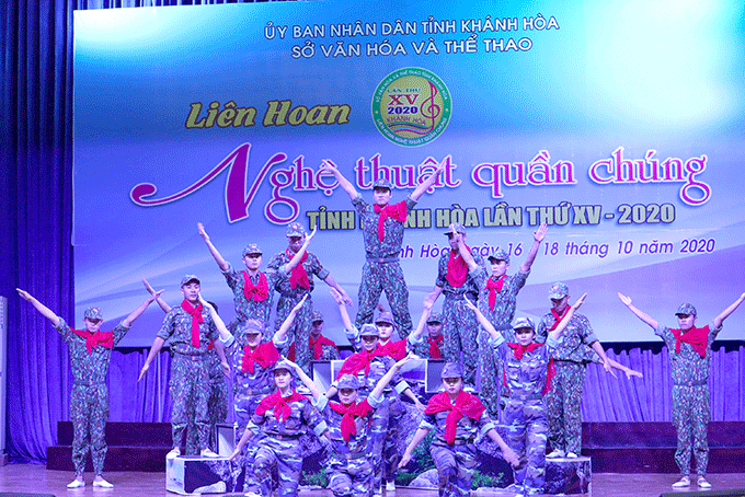 Những người lính của Bộ Chỉ huy quân sự tỉnh Khánh Hòa còn thể hiện nét rắn rỏi, khí thế hiên ngang trong tiết mục múa Bất khuất. 