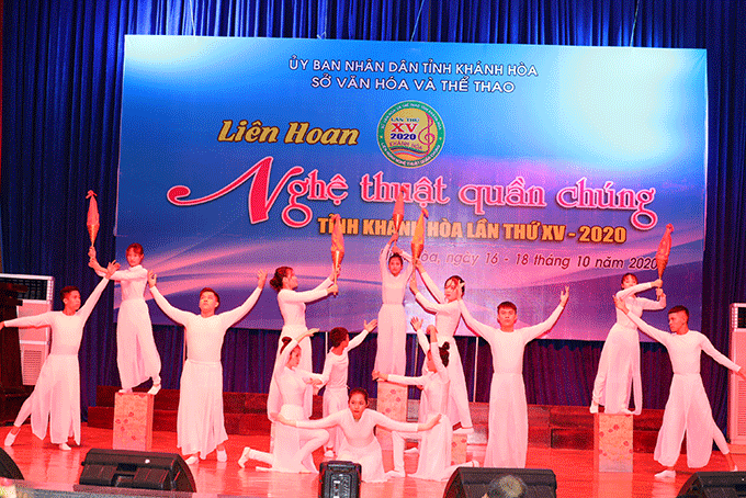 Tiết mục múa Ngọn lửa khát vọng của đoàn nghệ thuật quần chúng Trường Cao đẳng Du lịch Nha Trang. 