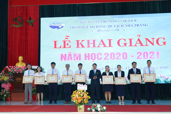 Đại diện các tập thể của Trường Cao đẳng du lịch Nha Trang nhận bằng khen của Bộ Văn hóa , Thể thao và Du lịch. 