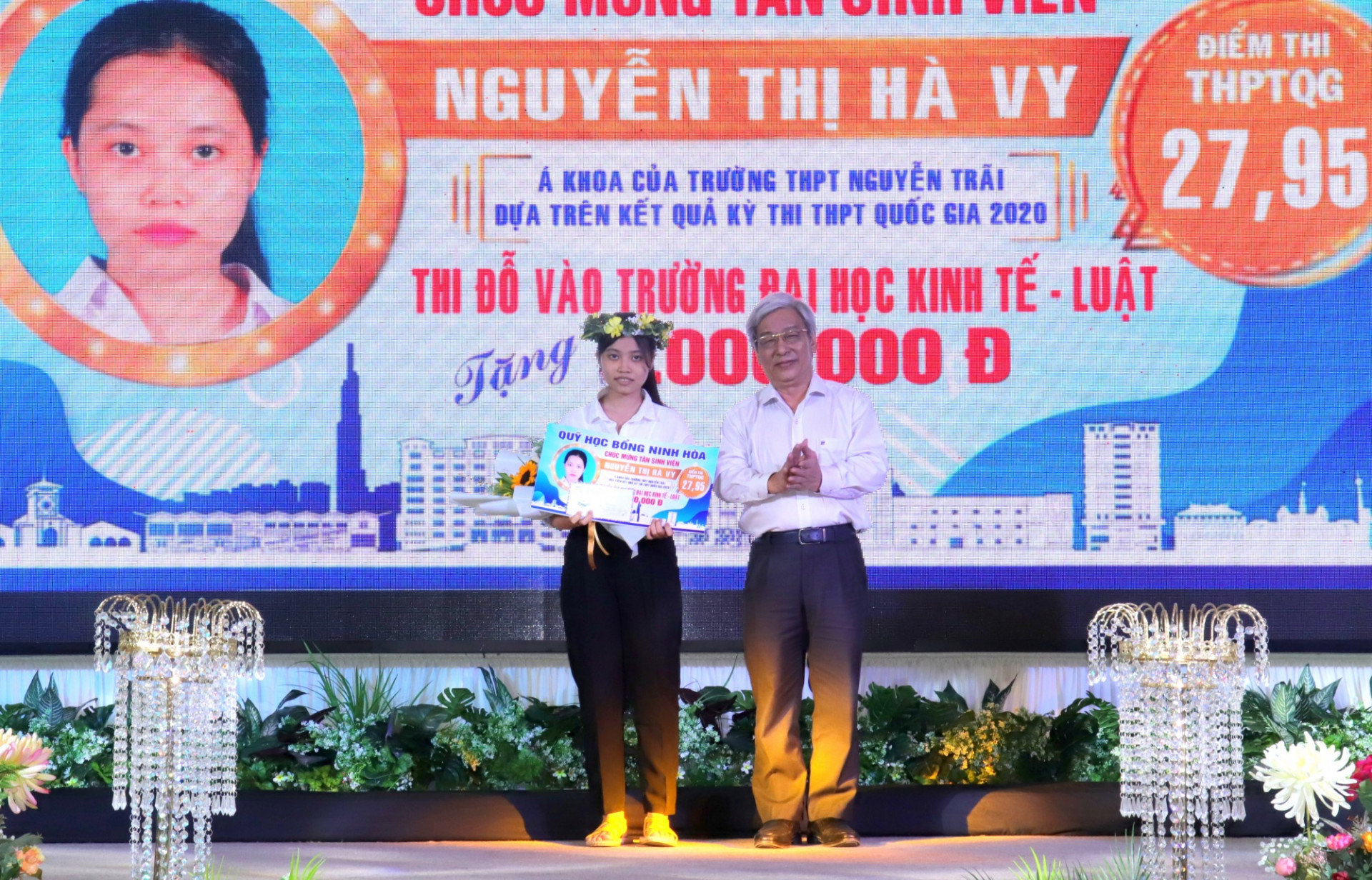 Ông Lê Xuân Thân trao học bổng cho Á khoa kỳ thi THPT năm 2020 thị xã Ninh Hòa