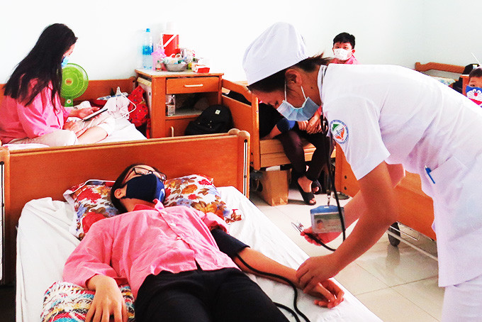 Kiểm tra sức khỏe cho bệnh nhân đang điều trị sốt xuất huyết tại Bệnh viện Bệnh nhiệt đới tỉnh. 