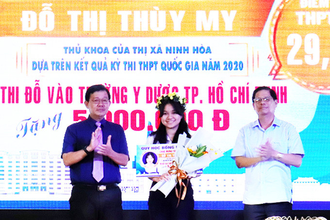 zzĐồng chí Nguyễn Tấn Tuân trao học bổng cho thủ khoa kỳ thi THPT thị xã Ninh Hòa.