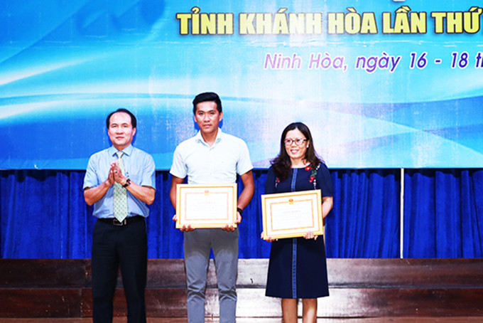 Đại diện Ban tổ chức trao giải nhất toàn đoàn  cho Đoàn nghệ thuật quần chúng huyện Diên Khánh và Cam Lâm.