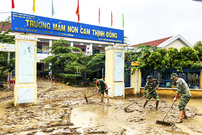 Lực lượng vũ trang thành phố giúp trường học trên địa bàn khắc phục hậu quả do mưa lũ năm 2018.