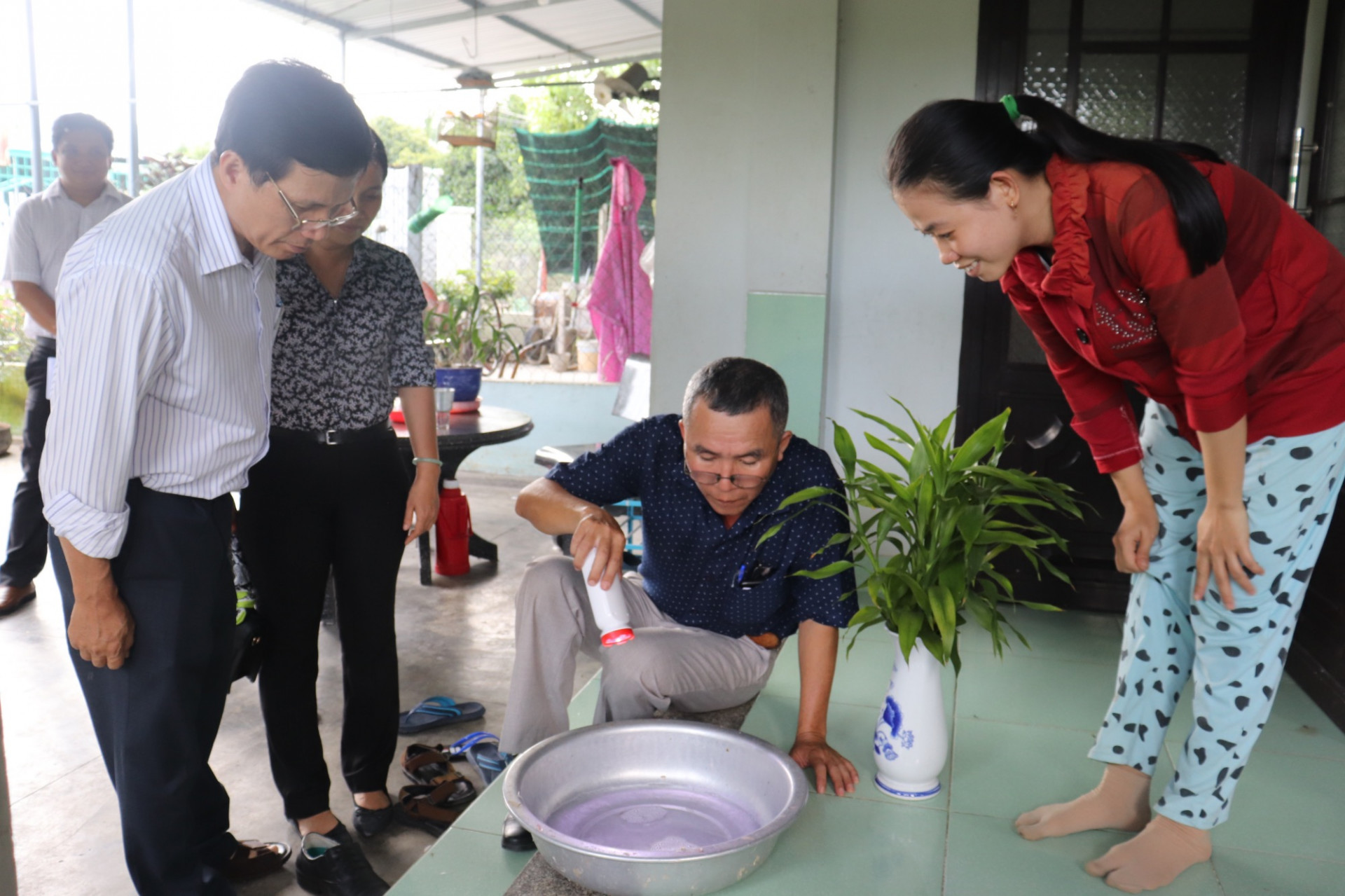 Kiểm tra dụng cụ chứa nước ở hộ dân thôn An Ninh, xã Diên An