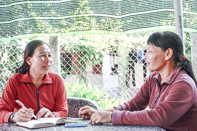 Bà Nguyễn Thị Hằng (bên trái) trao đổi công việc làm ăn với hội viên phụ nữ. 