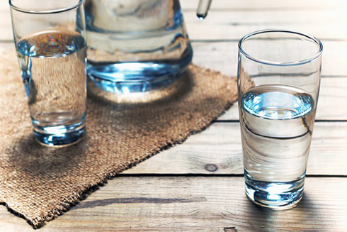 Nếu bạn bị sỏi thận hoặc có nguy cơ bị sỏi thận, điều đầu tiên bác sĩ khuyên là uống nhiều nước. ẢNH MINH HỌA: SHUTTERSTOCK