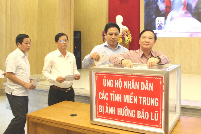 Ông Nguyễn Khắc Định cùng các vị lãnh đạo tỉnh tham gia ủng hộ nhân dân các tỉnh miền Trung khắc phục hậu quả thiên tai.