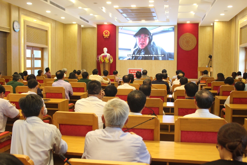 Các đại biểu xem qua những thước phim về hậu quả mưa lũ ở miền Trung.