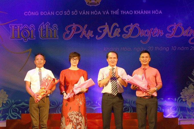 Đại diện Ban tổ chức hội thi tặng hoa các thành viên Ban giám khảo. 