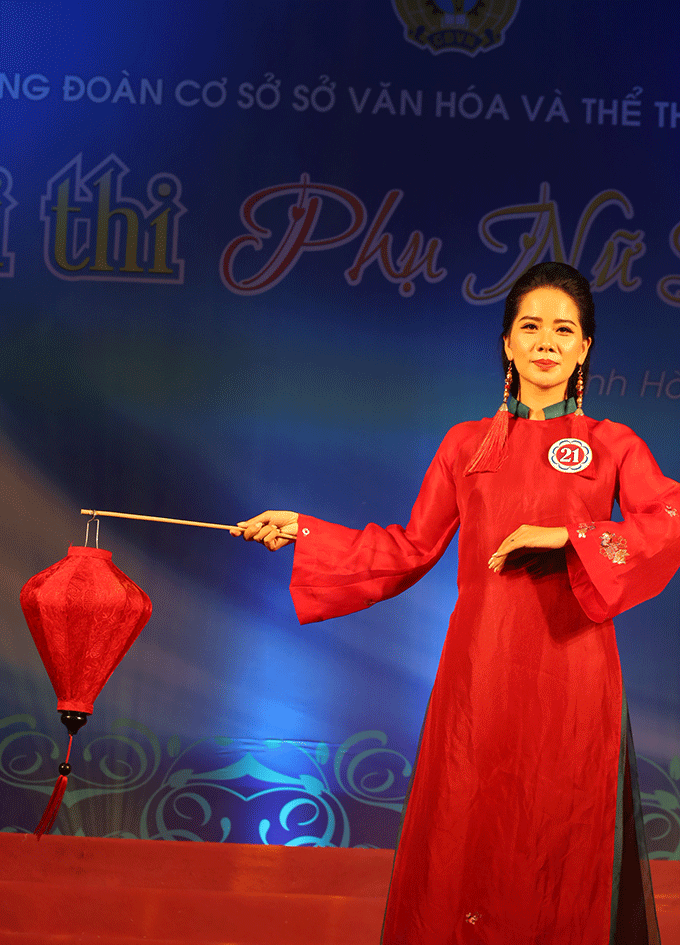 Phần thi trình diễn trang phục áo dài truyền thống của thí sinh Ngô Thị Lý. 