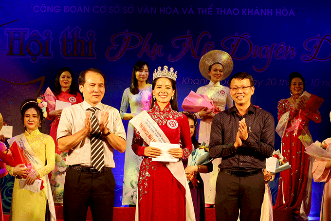 Lãnh đạo Sở Văn hóa và Thể thao trao giải đặc biệt cho thí sinh Ngô Thị Lý. 