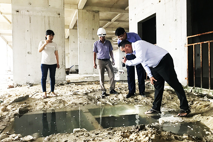 Đoàn kiểm tra các hầm, bể chứa nước ở dự án Nhà ở xã hội Hà Quang.  