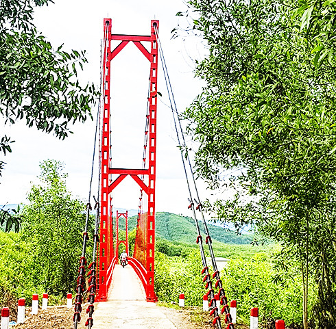 Cầu treo sông Chò (xã Diên Đồng) vừa được duy tu, sửa chữa để đảm bảo an toàn trong mùa mưa lũ.          