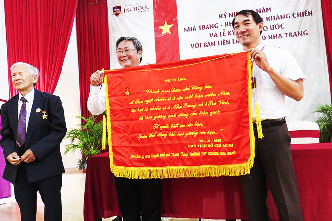 Đại diện Ban liên lạc 23-10 trao nội dung lá thư của Bác Hồ khen các chiến sĩ mặt trận miền Nam, các chiến sĩ mặt trận Nha Trang cho Trường Ischool  Nha Trang. 