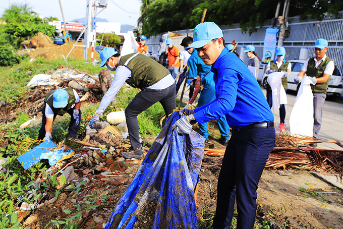 Các tình nguyện viên tiến hành thu gom rác thải ở phường Ngọc Hiệp, TP. Nha Trang.