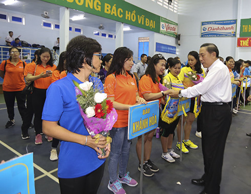 Ông Phạm Duy Lộc, Giám đốc Sở Thông tin và Truyền thông tặng cờ lưu niệm cho các đoàn về tham dự.