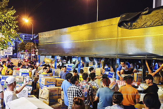 Người dân Nha Trang hỗ trợ chuyển đồ lên những chuyến xe 0 đồng đưa lương thực, thực phẩm  tiếp tế các tỉnh miền Trung bị lũ lụt.