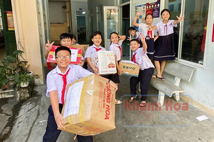 Học sinh Trường Tiểu học Tân Lập 2 (TP. Nha Trang) quyên góp đồ dùng học tập,  sách vở ủng hộ các bạn thiếu nhi vùng lũ miền Trung.