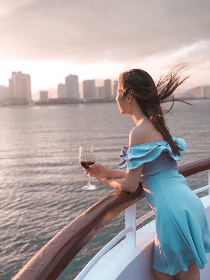 Ngắm hoàng hôn trên vịnh Nha Trang từ du thuyền Sealife