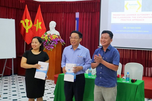 Tiến sĩ Quách Hoài Nam - Phó Hiệu trưởng nhà trường tặng quà cho các báo cáo viên. 